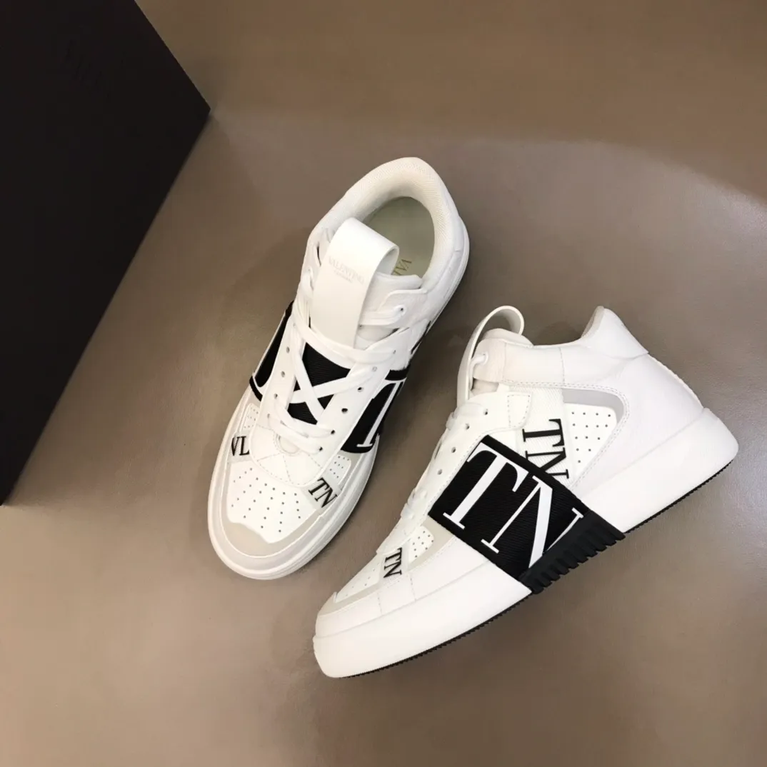 p480 "VALETINO**" new high-top 🆕 calfskin lace-up sneakers. No man should be able to refuse these shoes. The classic color scheme is so handsome! Purchase a high-precision replica of the original version to instantly sell off the market currency! 6 VLTN logo rubber effect straps - Valentino Garavani Logo printed on the back and tongue, all materials are customized to ensure quality! Size: 38-44